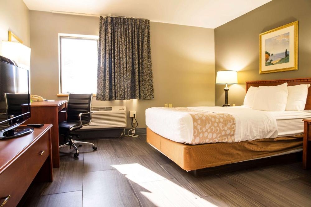 La Quinta Inn & Suites by Wyndham Milwaukee Airport / Oak Creek